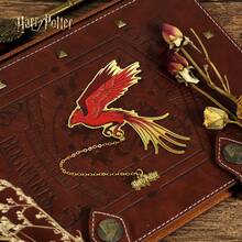 Harry Potter 1 件装青铜哈利波特魔法生物书签，插画风格金属书签，凤凰福克斯、海德薇、克鲁克山追逐彼得、飞翔的巴克比克和夜骐，动感十足的魔法动物主题书签，配有尾巴链，可用于阅读、日记悬挂，是送给爱书人士的理想礼物。返校季[官方授权] - 彩色 - 查看 3