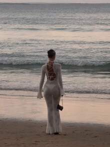 女士新款白色印花罩衫连衣裙，轻盈针织面料，喇叭长袖，荷叶边袖口和下摆，性感系带露背，波西米亚风，适合海滩度假、郊游、沙滩派对、泳池派对、约会、乡村音乐节等场合。 - 白色 - 查看 5