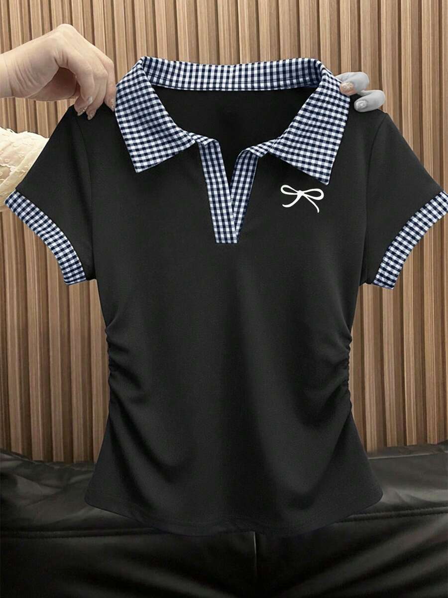 女款可愛學院風深藍色格紋飾邊 Polo 領短袖上衣，附蝴蝶結印花與側邊褶皺，休閒度假出遊辦公室夏季服飾，適合情人節約會派對音樂節海灘婚禮賓客嘉年華春夏日常穿搭，白色