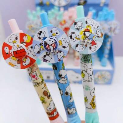  1 chiếc Bút bi Snoopy hình bánh xe quay nổi tiếng có thân bút xoay vui nhộn, cho phép bạn viết và chơi trong khi giảm căng thẳng. Họa tiết hoạt hình kinh điển rõ nét và dễ thương, mực viết trơn tru và đều, mang lại cảm giác cầm nắm thoải mái và dễ dàng. Thích hợp cho học sinh làm bài tập và công việc văn phòng hàng ngày.