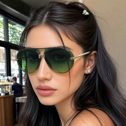 1 Cặp kính thời trang nữ gọng lớn, đa năng, kiểu dáng oversized, tôn dáng và ăn ảnh.