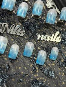10片装手工全覆盖短方形亚克力美甲套装，浅蓝色美甲，银色猫眼，浅蓝与乳白色扎染完美复刻夏日海洋或冰川的清澈冰凉之感。冰蓝色渐变和闪亮的猫眼效果，带来清新、动感、高端的视觉体验。 - 淺藍色 - 查看 6