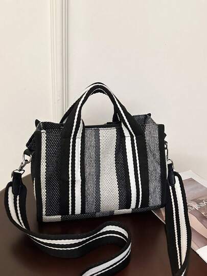 Túi xách nữ thời trang mới, thiết kế sọc đen trắng, in chữ, nhẹ và tiện dụng, phù hợp cho du lịch và mua sắm.