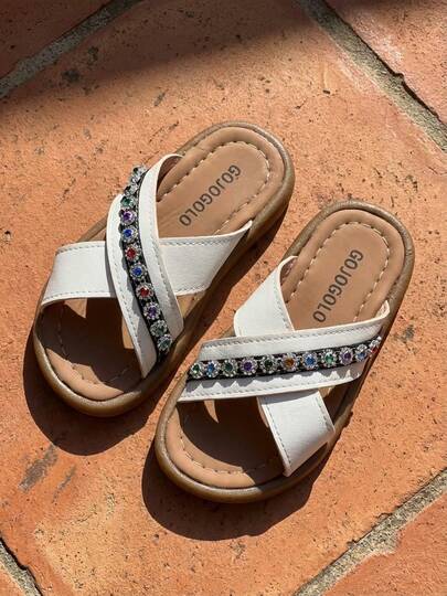 Sản phẩm được đánh giá cao - Sandal quai chéo đính đá nhiều màu sắc cho trẻ em 3-12 tuổi. Chất liệu PU mờ + Dải trang trí pha lê nhiều màu sắc. Thiết kế quai chéo hở ngón + Đường may chắc chắn. Đế cao su mềm chống trượt màu nâu + Lót giày thân thiện với da. Phong cách ngọt ngào, tinh tế và mộng mơ. Thích hợp cho sử dụng hàng ngày ở nhà / đi học / dã ngoại / du lịch. Sandal mùa xuân/hè!