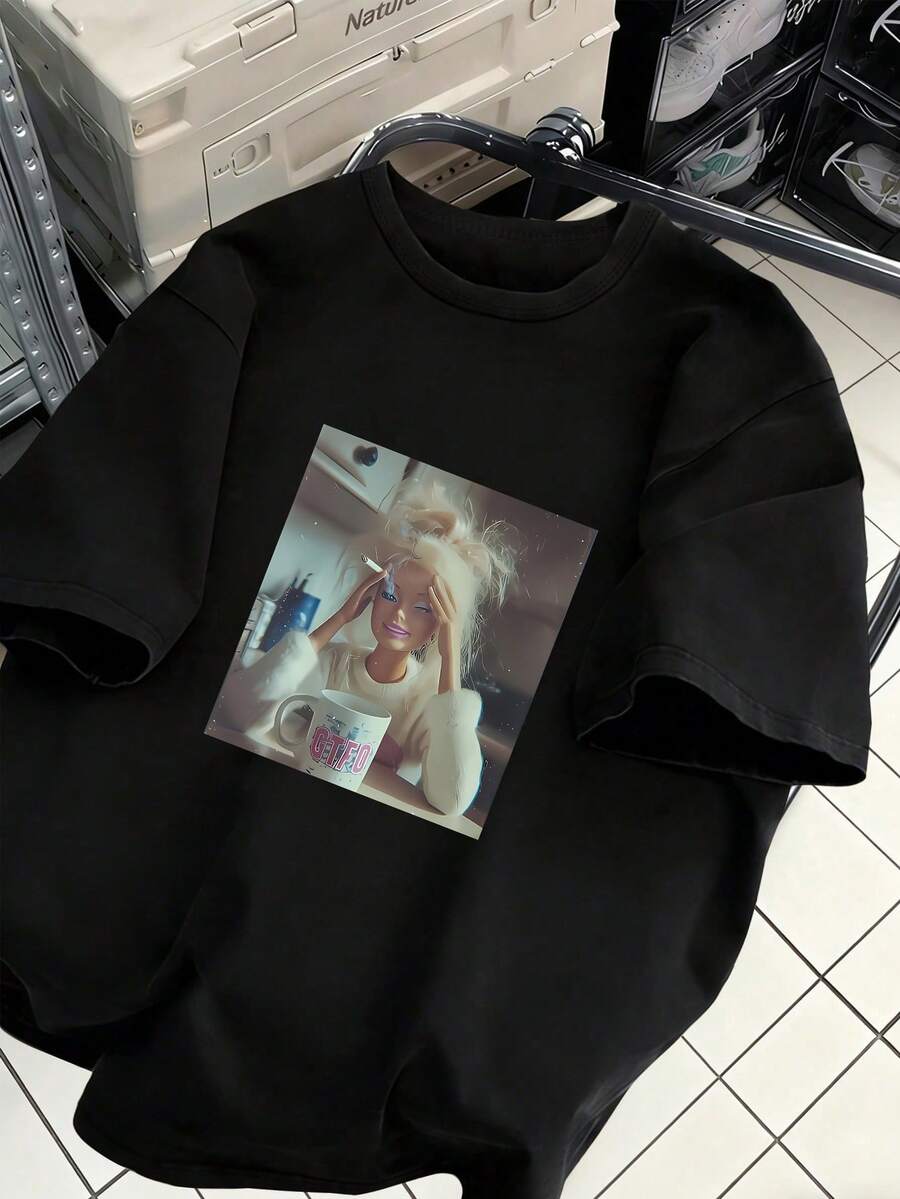 这款圆领短袖T恤采用独特的撞色花卉图案，面料柔软舒适，非常适合日常穿着，是春夏的理想之选。大码女式短袖T恤，大码女式T恤，休闲日常女式T恤，大码夏季服装，大码女装——是春夏外出的完美之选。黑色 - 黑色 - 查看 1