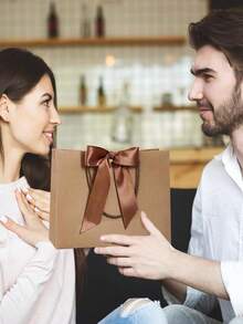 4件套仿皮礼品袋套装，包括1个礼品袋、1包薄纸、1个蝴蝶结和1张卡片，3种尺寸，配有丝带，适用于婚礼、生日、派对、感恩节、周年纪念日、情人节、庆祝活动等场合。 - 款式B - 查看 3