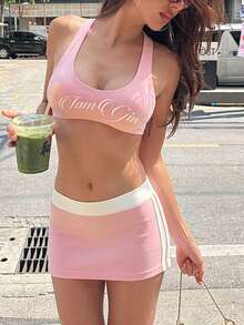 Bộ 2 món DOUCIU năng động dành cho giới trẻ, gồm áo hai dây và chân váy ngắn in chữ, phong cách đường phố và nghỉ mát biển. - Hồng - Xem 1