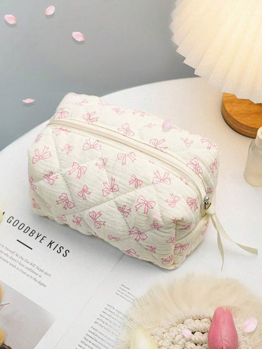 1个可爱蝴蝶结化妆包，萌趣蝴蝶结图案洗漱包，旅行化妆收纳包，拉链包，绗缝化妆包，时尚可折叠通勤化妆包，可装卫生巾、有线耳机、充电器、口红、化妆品等。