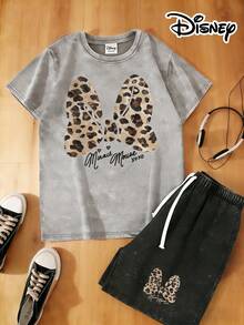 Disney Official Authorization | Women's 2PCS 100% Washed Cotton Vintage Style Short-Sleeve T-Shirt & Shorts Set. Centered On Minnie's Iconic Bow, It Features A Sweet And Cool Y2K Retro Design. The Pattern Is Covered With Leopard Print Elements On The Bow, Paired With The Handwritten "Minnie Mouse Xoxo", Perfectly Blending Retro Wildness And Girly Sweetness. The Loose Fit Flatters All Body Types, Offering Both Versatility And Practicality. It Is Suitable For Daily Outings And Is Also An Ideal Choice For Matching Outfits With Girlfriends On Trips. - Xám - Xem 1