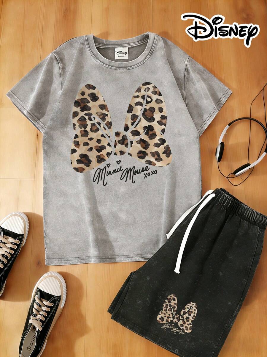 Disney Official Authorization | Women's 2PCS 100% Washed Cotton Vintage Style Short-Sleeve T-Shirt & Shorts Set. Centered On Minnie's Iconic Bow, It Features A Sweet And Cool Y2K Retro Design. The Pattern Is Covered With Leopard Print Elements On The Bow, Paired With The Handwritten "Minnie Mouse Xoxo", Perfectly Blending Retro Wildness And Girly Sweetness. The Loose Fit Flatters All Body Types, Offering Both Versatility And Practicality. It Is Suitable For Daily Outings And Is Also An Ideal Choice For Matching Outfits With Girlfriends On Trips. - Xám - Xem 1