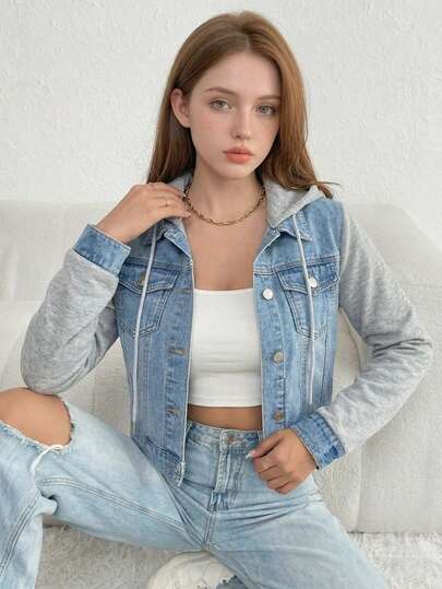 Chaqueta híbrida de mezclilla y tejido suave, con diseño de capucha y mangas de punto, y cierre frontal de botones.