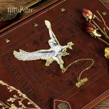 Harry Potter 1 件装青铜哈利波特魔法生物书签，插画风格金属书签，凤凰福克斯、海德薇、克鲁克山追逐彼得、飞翔的巴克比克和夜骐，动感十足的魔法动物主题书签，配有尾巴链，可用于阅读、日记悬挂，是送给爱书人士的理想礼物。返校季[官方授权] - 彩色 - 查看 10