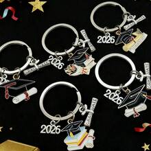 2026届毕业季钥匙扣套装（15件/5套）。2026届毕业派对的理想礼物。套装包含5个毕业季钥匙扣、5张黑色感谢卡和5个白色雪纺袋。送给毕业生及其亲朋好友的完美礼物。也适合送给母亲、父亲、毕业生和老师。 - 彩色 - 查看 1