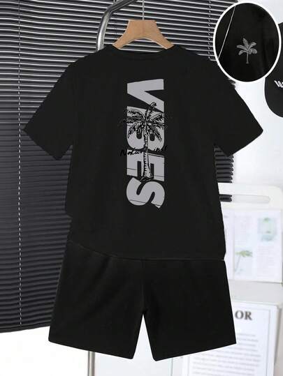 Bộ đồ thường ngày cho bé trai gồm áo thun ngắn tay cổ tròn in chữ và cây cọ, quần short.