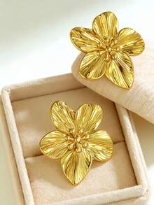 A Pair Of Exquisite Female Flower Shaped Pendant Earrings, Thick Golden Female Earrings, 14K Gold Plated Stainless Steel Earrings - Free Of Nickel, Lightweight, And Low Allergenicity. The Elegant Earrings With A Lady Like Style, The Irregularly Designed Floral Earrings, Fashionable Jewelry For Summer, Beach Vacation Large Flower Earrings, Are The Best GiftsFor Ladies/Girls. - Gold - View 4