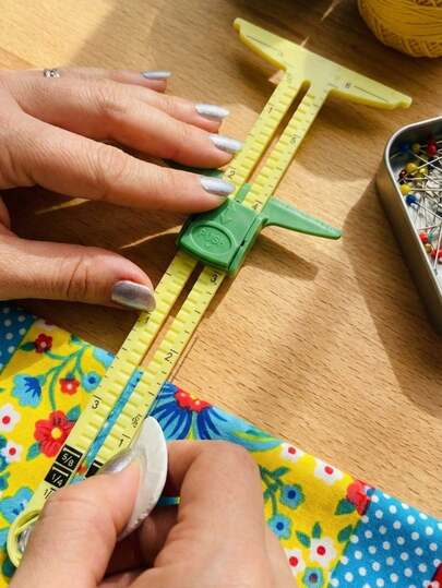 5-in-1 schuifliniaal, nauwkeurig naaimeetinstrument, verstelbare plastic naaimeter geschikt voor zomen en knoopsgaten, inch-schaalverdeling, 1 stuk (willekeurige kleur)