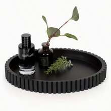 Nampan Bulat Silikon Hitam Modern, Cocok untuk Desain Sederhana Dekorasi Meja Kopi dan Dekorasi Pusat Seni, Sangat Cocok untuk Dekorasi Rumah, Pajangan Parfum, Dekorasi Pusat Mode dan Dekorasi Kedai Kopi - A - View 1
