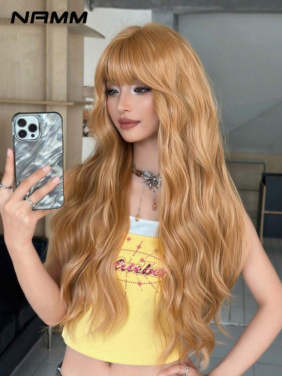 NAMM 28 Zoll goldgelbe extra lange wellige Perücke für Frauen, flauschige Wellen lockige Perücken mit Pony, synthetische Fasern Haar Vollperücke für täglichen Bürogebrauch - Musikfestival Party - Cosplay Kostüme - Sakura Feiern Glam & Party Streetwear Fotografie - Mädchen Geschenk Perücken Accessoires