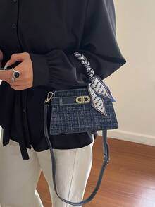 这款现代风格女士手提包采用独特的藏蓝色面料，时尚精致，配有金属肩带，是一款优雅的单肩包。作为一款夏季新款，它还饰有优雅的丝巾。可调节肩带使其成为购物、旅行的理想之选，轻便实用，容量充足。 - 藏蓝色 - 查看 4