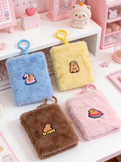 A7尺寸迷你水豚毛绒笔记本，便携可挂在包包上作为配件，是学校、办公室或节日送礼的完美之选，款式随机。