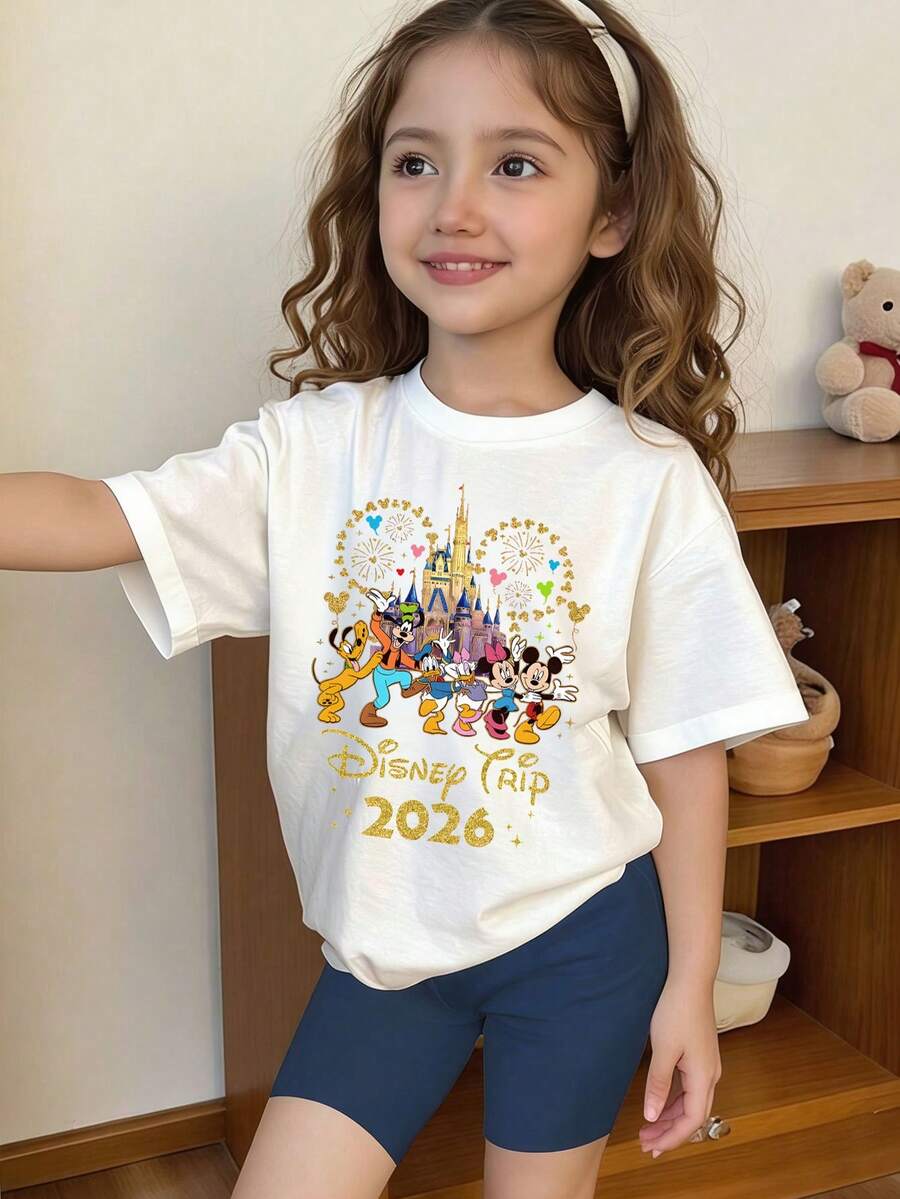 2026 Summer T-Shirt Featuring Mickey, Minnie, Goofy, Donald Duck, Daisy, And Other Characters In Front Of The Disney Castle-Perfect For Boys And Girls To Wear To Holiday Parties, Family Meals, Outdoor Activities, And While Traveling, Making It An Ideal Gift For Children Visiting Disneyland. - trắng - Xem 1