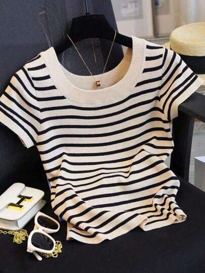 Top de punto de manga corta con cuello redondo, de color blanco de verano, de estilo minimalista y casual con rayas y contraste de color