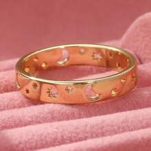 Bộ nhẫn thiết kế hình trăng lưỡi liềm tinh tế, đính đá Zirconia tổng hợp thủ công, kiểu dáng nửa vầng trăng mỏng nhiều lớp. Thanh lịch và đa năng, thích hợp làm nhẫn đôi lãng mạn, món quà ý nghĩa dành cho nàng. - Vàng - Xem 6