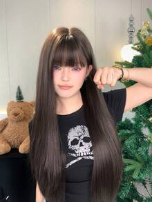 这款30英寸长的合成假发，采用自然直发造型，拥有迷人的黑棕色。假发带有刘海设计，并采用耐热纤维制成，确保经久耐用。这款假发非常适合日常佩戴，能够打造自然逼真的效果。 - 黑棕色 - 查看 4