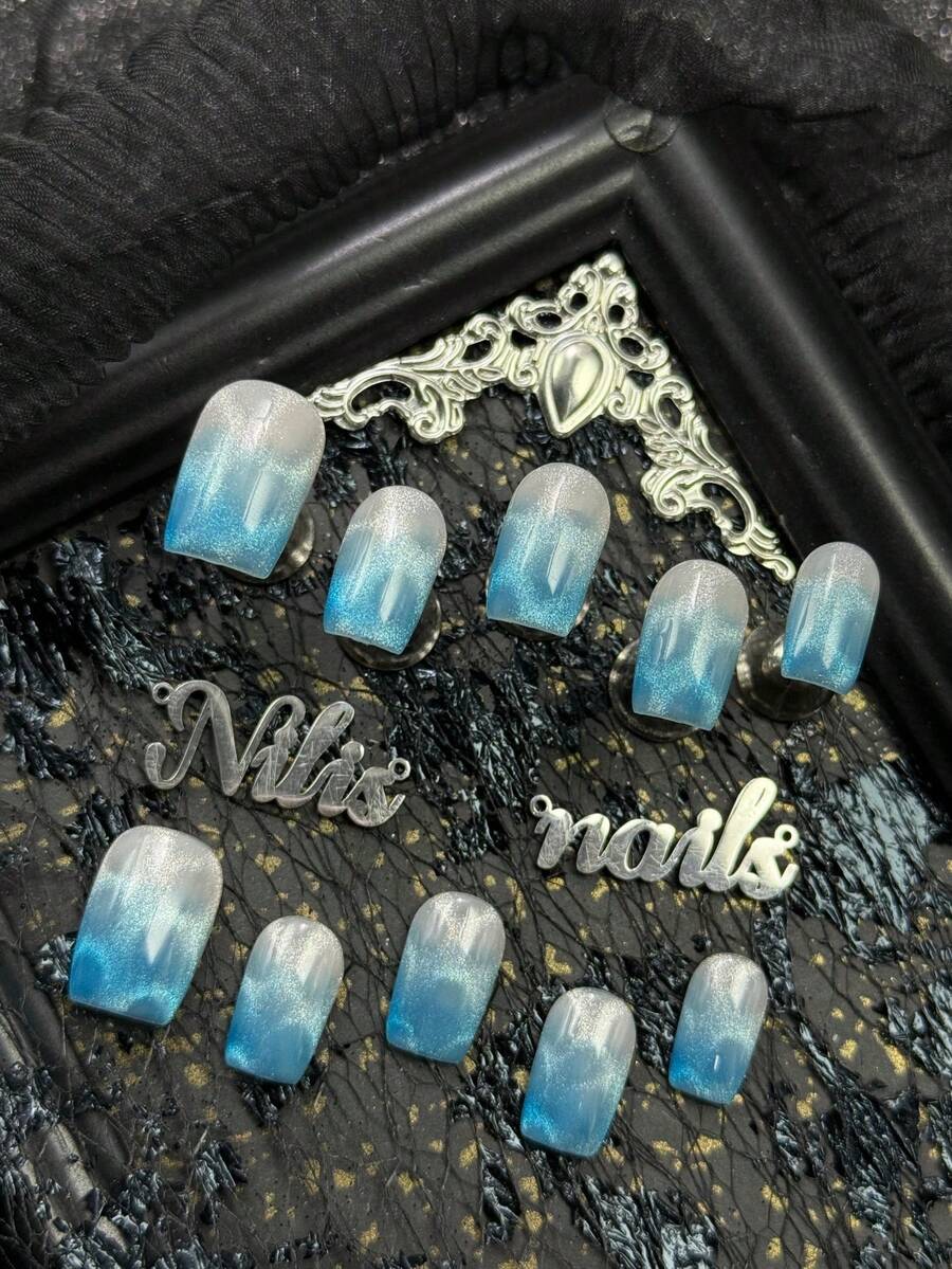 10片装手工全覆盖短方形亚克力美甲套装，浅蓝色美甲，银色猫眼，浅蓝与乳白色扎染完美复刻夏日海洋或冰川的清澈冰凉之感。冰蓝色渐变和闪亮的猫眼效果，带来清新、动感、高端的视觉体验。