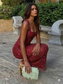 女士性感红色针织中长连衣裙，无袖方领，饰有水钻锁子甲细节，是优雅派对的完美之选 - 紅色 - 查看 1