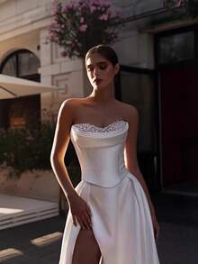 Elegant Strapless Satin A-Line Wedding Dress With High Side Slit, Hand-Applied Pearl Bodice, And Detachable Sweep Train – Premium Soft Satin With Delicate Pearl Beading, Fitted Corset Waist, Flowing A-Line Skirt With High Thigh Slit And Detachable Sweep Train, Available In Ivory – Perfect For Spring/Summer Beach Weddings, Garden Ceremonies, And Destination Weddings, Lightweight And Breezy Design, Ideal For Warm Weather, International Export Quality, Suitable For Global Bridal Market - Blanco - Ver 4