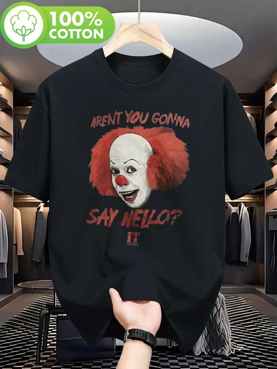Camiseta Gráfica de Terror para Hombre con Diseño de  IT Tim Curry - Diseño Inspirado en Payaso con Estampado "¿Vas a Saludar?", Camiseta Negra de Corte Regular, Talla Mediana, 100% Algodón, Lavar a Mano, Regalo Perfecto para Fanáticos del Terror - Negro - Ver 1