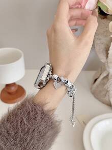 1 pièce Bracelet de montre pour femme pour Apple Watch, avec un design créatif de perles métalliques minimaliste et élégant en forme de note de musique et de nœud argenté. Compatible avec Apple Watch Series 11 10 9 8 7 6 5 4 3 2 1 38/40/41/42/44/45/46/49mm Ultra 1/2/3 SE. Cadeau parfait pour les fêtes, les banquets, les vacances et le port quotidien. - Argent - Voir 6
