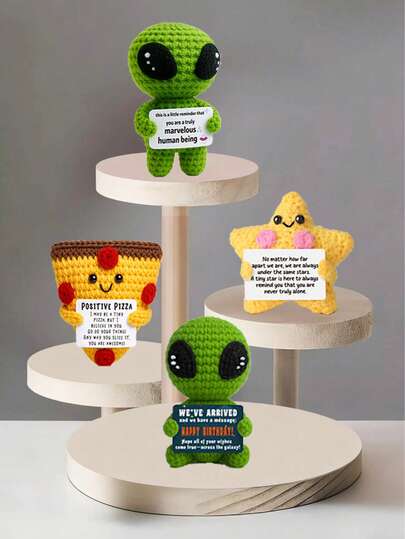 手工钩织桌面装饰品：奇趣科幻人物、动植物主题玩偶和可爱卡通设计——一份温馨的手工礼物，带来欢乐和正能量。它们是送给挚友、女友或姐妹的绝佳生日礼物，也是表达友谊的小小信物。