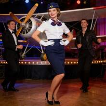 三件套空姐服装套装 - 包括帽子、围巾和手套，优雅的角色扮演服装，适合节日、角色扮演、主题派对、嘉年华和化装舞会。 - 彩色 - 查看 3