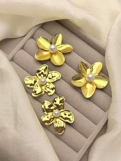 Bộ 2 bông tai đính ngọc trai giả hình hoa màu vàng, được làm từ thép không gỉ cao cấp, không gây dị ứng và thoải mái cho tai nhạy cảm. Bao gồm hai kiểu dáng cổ điển: một kiểu cánh hoa sọc và một kiểu cánh hoa nhăn, cả hai đều có viên ngọc trai giả sáng bóng ở giữa.