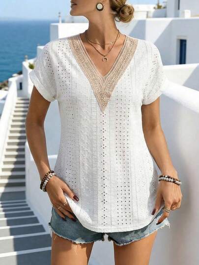 Áo kiểu nữ màu trắng cổ chữ V thêu họa tiết, tay ngắn, viền ren thanh lịch, thích hợp mặc mùa hè.