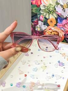 1 chiếc kính thời trang cho bé gái 4-8 tuổi, thiết kế mắt mèo lấp lánh, kiểu dáng công chúa đáng yêu, hoàn hảo làm quà tặng sinh nhật, quà tặng ngày lễ và sử dụng quanh năm. Kèm hộp đựng kính. - Nhiều màu - Xem 5