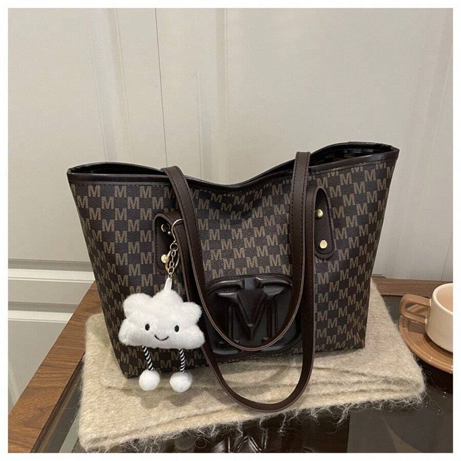 This Is A Large-Capacity Letter-Printed Tote Bag Specially Designed For Modern Urban Women. It Features Classic Full-Printed Letter Patterns Paired With Eye-Catching Round Metal "M" Pendants, Enhancing Overall Recognition And Refinement, And Easily Creating High-End Daily Outfits. The Bag Has A Square Structure And Ample Capacity. It Can Easily Hold A4 Documents, 13-Inch Laptops, Books, Umbrellas, Cosmetics And Other Daily Necessities, Meeting The Multiple Storage Needs For Work, Study Or Travel. - 棕色帶白雲掛件 - 查看 1