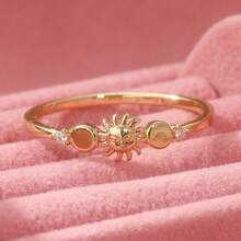 Bộ nhẫn thiết kế hình trăng lưỡi liềm tinh tế, đính đá Zirconia tổng hợp thủ công, kiểu dáng nửa vầng trăng mỏng nhiều lớp. Thanh lịch và đa năng, thích hợp làm nhẫn đôi lãng mạn, món quà ý nghĩa dành cho nàng. - Vàng - Xem 5