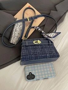 这款现代风格女士手提包采用独特的藏蓝色面料，时尚精致，配有金属肩带，是一款优雅的单肩包。作为一款夏季新款，它还饰有优雅的丝巾。可调节肩带使其成为购物、旅行的理想之选，轻便实用，容量充足。 - 藏蓝色 - 查看 7