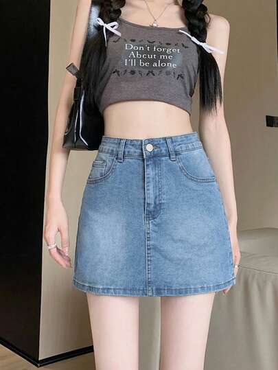 中腰蓝色休闲A字修身牛仔迷你裙，适合夏季日常穿着。