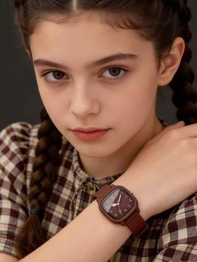 Đồng hồ nữ thanh lịch, tối giản, mặt tròn màu đen, dây đeo họa tiết da báo, máy quartz, thích hợp để đeo đi dự tiệc, dạo chơi và du lịch. Đây cũng là lựa chọn quà tặng lý tưởng cho Ngày của Mẹ, mùa tựu trường và mùa cưới dành cho bạn bè/mẹ.