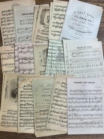 Pacote com 30 unidades de papel decorativo com partitura musical vintage, ideal para scrapbooking e projetos DIY.