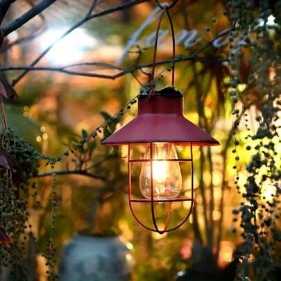 1 chiếc đèn treo năng lượng mặt trời dùng bóng vonfram, thích hợp sử dụng ngoài trời - Treo trên cành cây, lều, tạo không gian lãng mạn cổ điển cho cắm trại, dã ngoại hoặc sân vườn vào ban đêm.