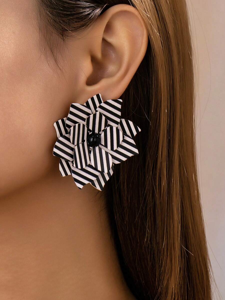 1 par de pendientes de aro con flores 3D exageradas y estampado de rayas para mujeres - Joyería de moda retro audaz para fiestas - Pendientes de flores negras - Ver 1