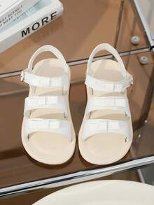 1 paire de sandales de plage blanches pour filles, couleur unie, patchwork en PU souple et tissu, décoration nœud, fermeture à crochet et boucle sur une seule sangle au talon, sandales plates style princesse mignon et à la mode, convient pour le quotidien décontracté, les vacances à la plage, le port en extérieur, printemps/été nouveau 2026 - Blanc - Voir 1
