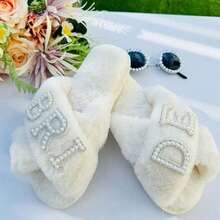 1双女士珍珠字母“新娘”装饰平底拖鞋，镶钻毛绒拖鞋，新娘送礼会、单身派对礼物、伴娘拖鞋、告别单身派对、准新娘、蜜月礼物、女鞋 - BRIDE交叉拖鞋 - 查看 3