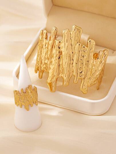 1 Set de joyería de lujo y moda, casual y versátil, con diseño exagerado al estilo europeo y americano. Incluye un brazalete de aleación súper grande y un juego de anillos. Una joya única para mujer, adecuada para uso diario, fiestas, viajes y vacaciones. Un regalo perfecto para amigos y familiares.