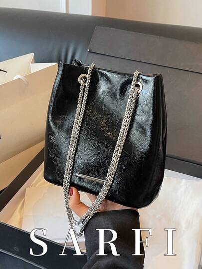 Chiếc túi đeo vai nữ hiện đại, tinh tế và tối giản này được trang trí bằng các chi tiết kim loại. Thiết kế màu đen đơn giản làm cho nó trở thành một chiếc túi xách đa năng và thời trang. Dây đeo vai dạng xích có thể điều chỉnh giúp nó trở thành một chiếc túi đeo chéo sành điệu và thanh lịch, hoàn hảo cho việc mua sắm, du lịch và cất giữ đồ dùng dễ dàng.